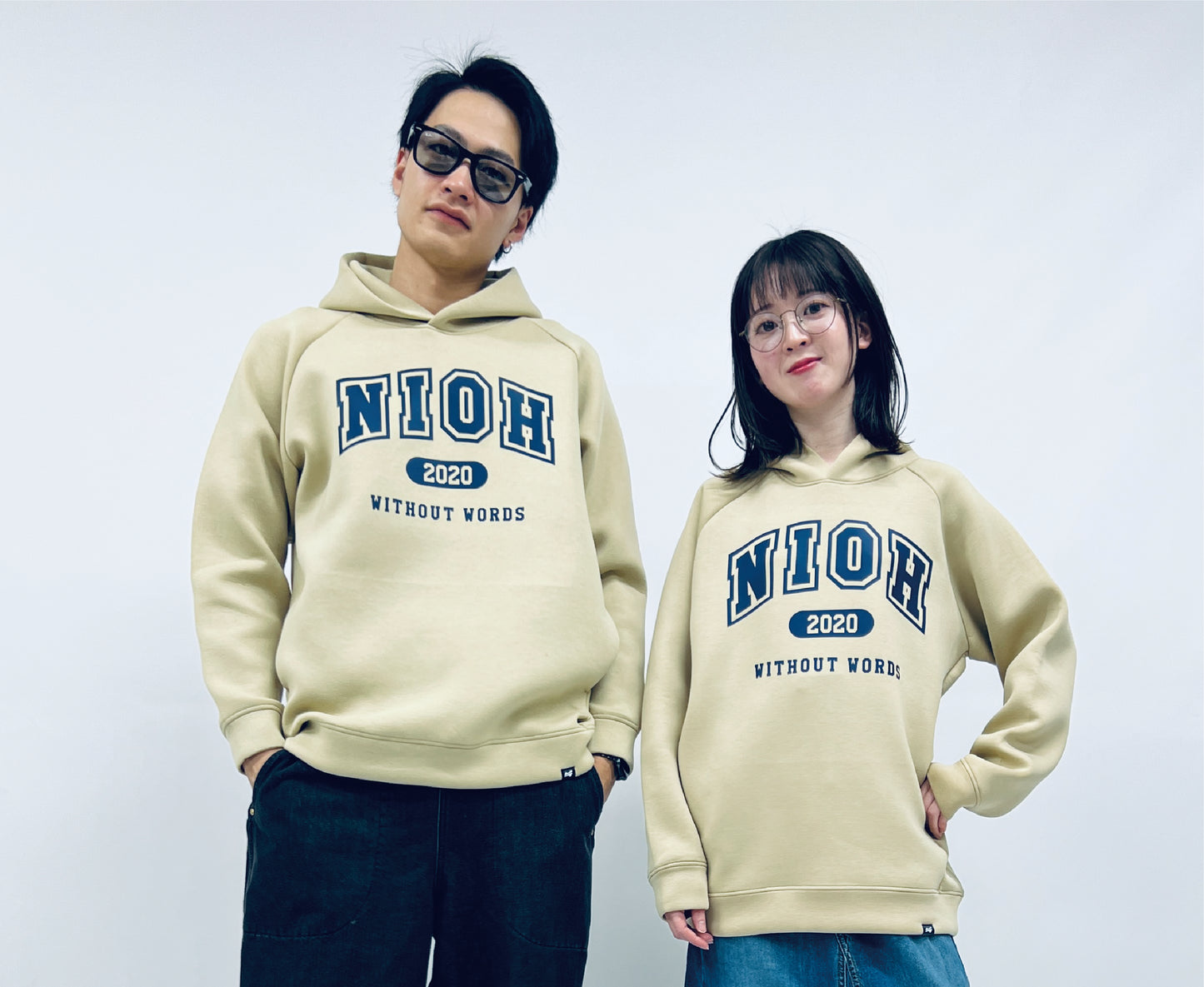niohsportsLIGHT series ユニセックス ダンボールニット カレッジロゴパーカー / サンドカーキ