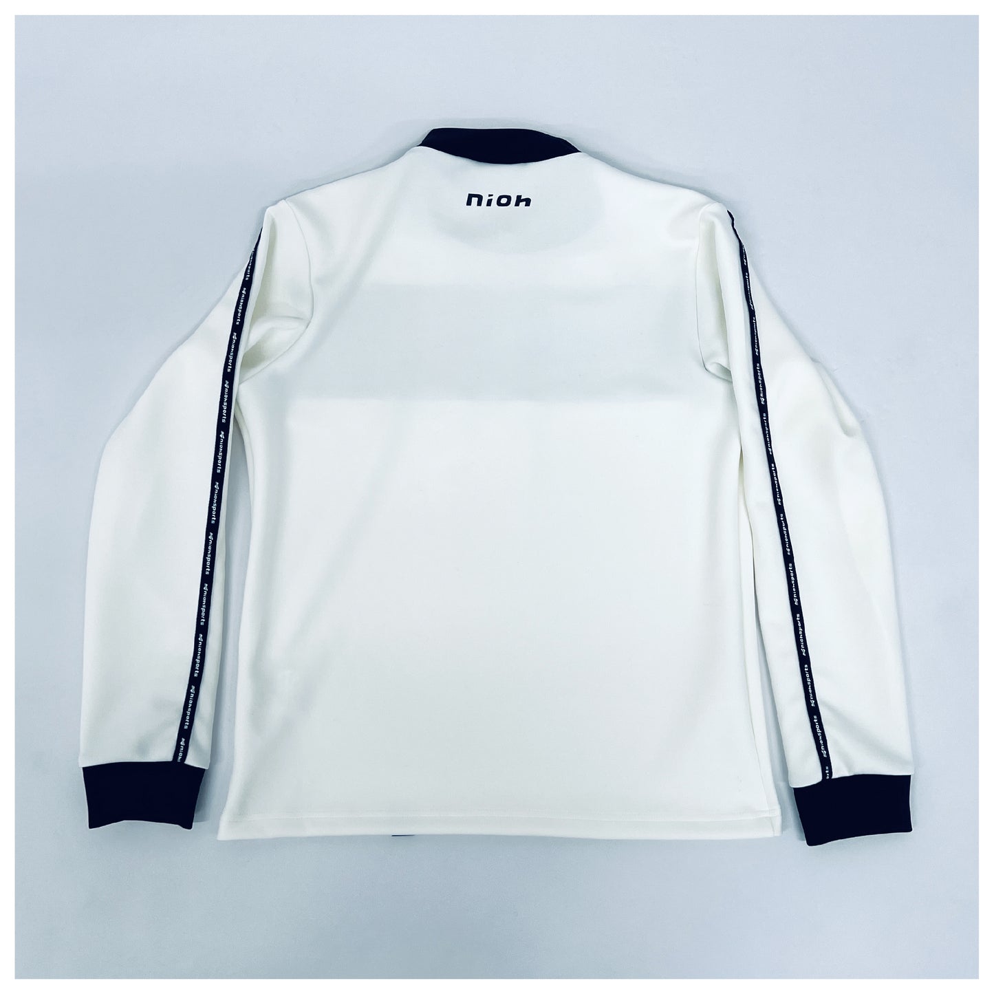 レディース ダンボールニット ホリゾンタルロゴ ロングスリーブモックネックシャツ / ホワイト