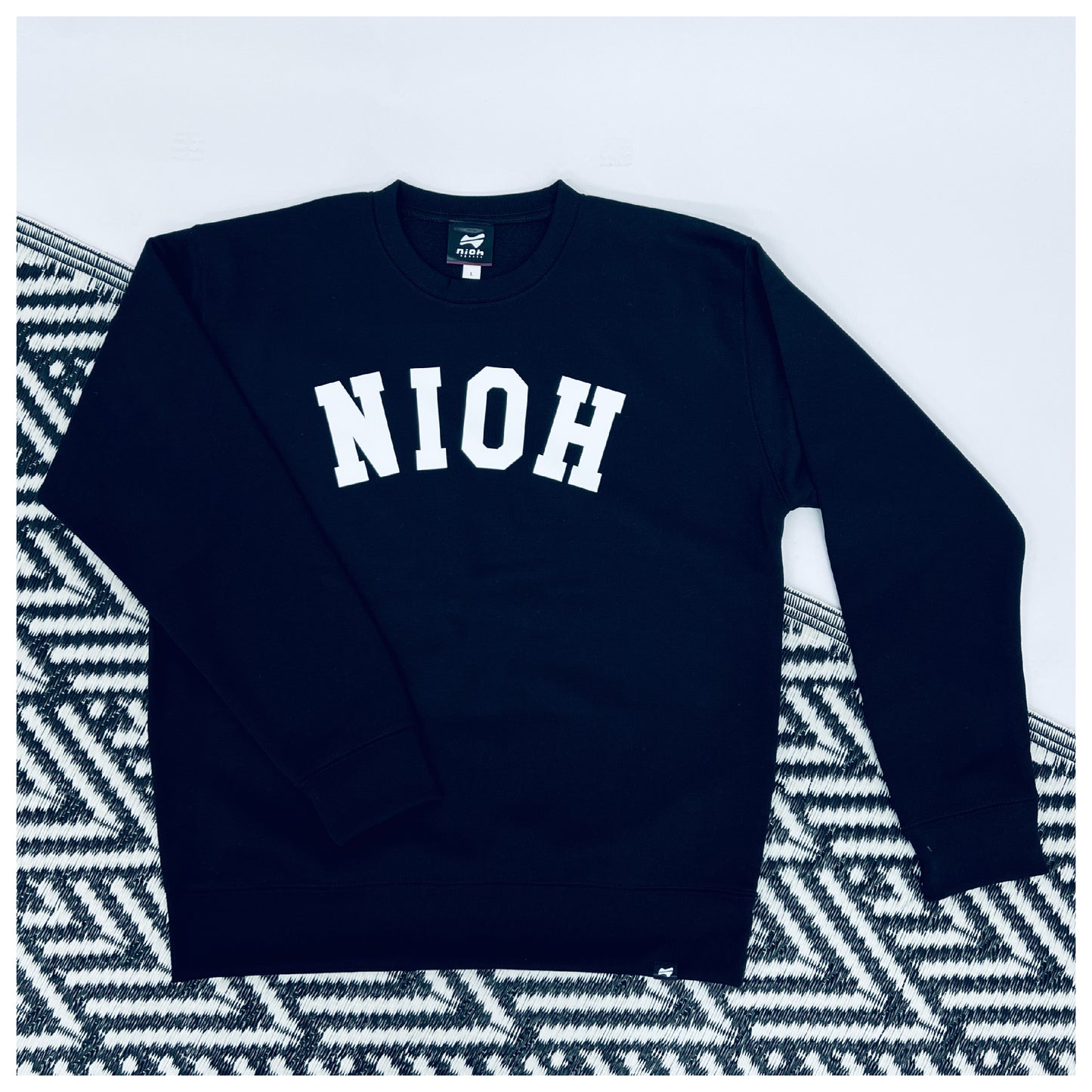 niohsportsLIGHT series ユニセックス裏起毛ウォームスウェットシャツ アーチロゴ / ブラック