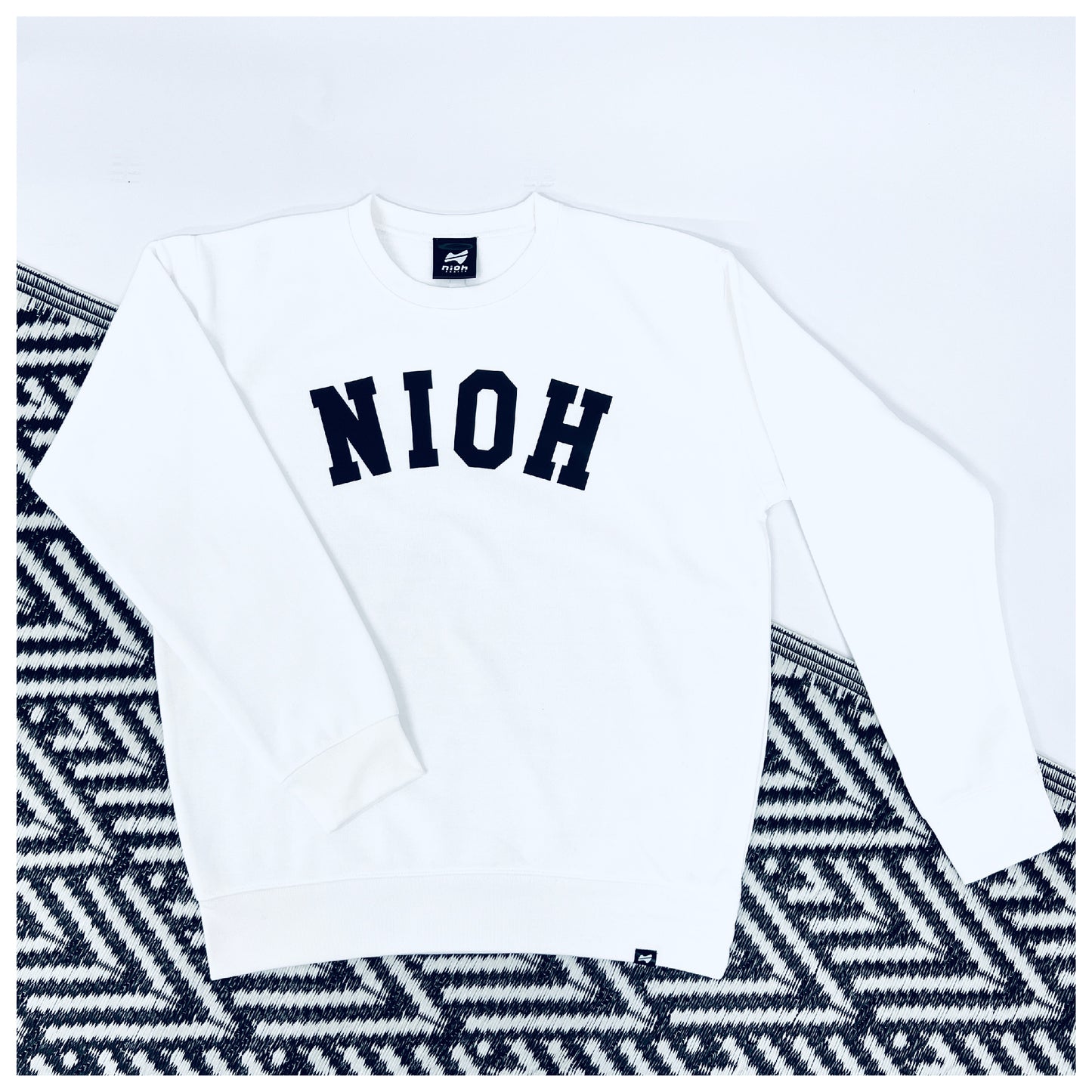 niohsportsLIGHT series ユニセックス裏起毛ウォームスウェットシャツ アーチロゴ / ホワイト