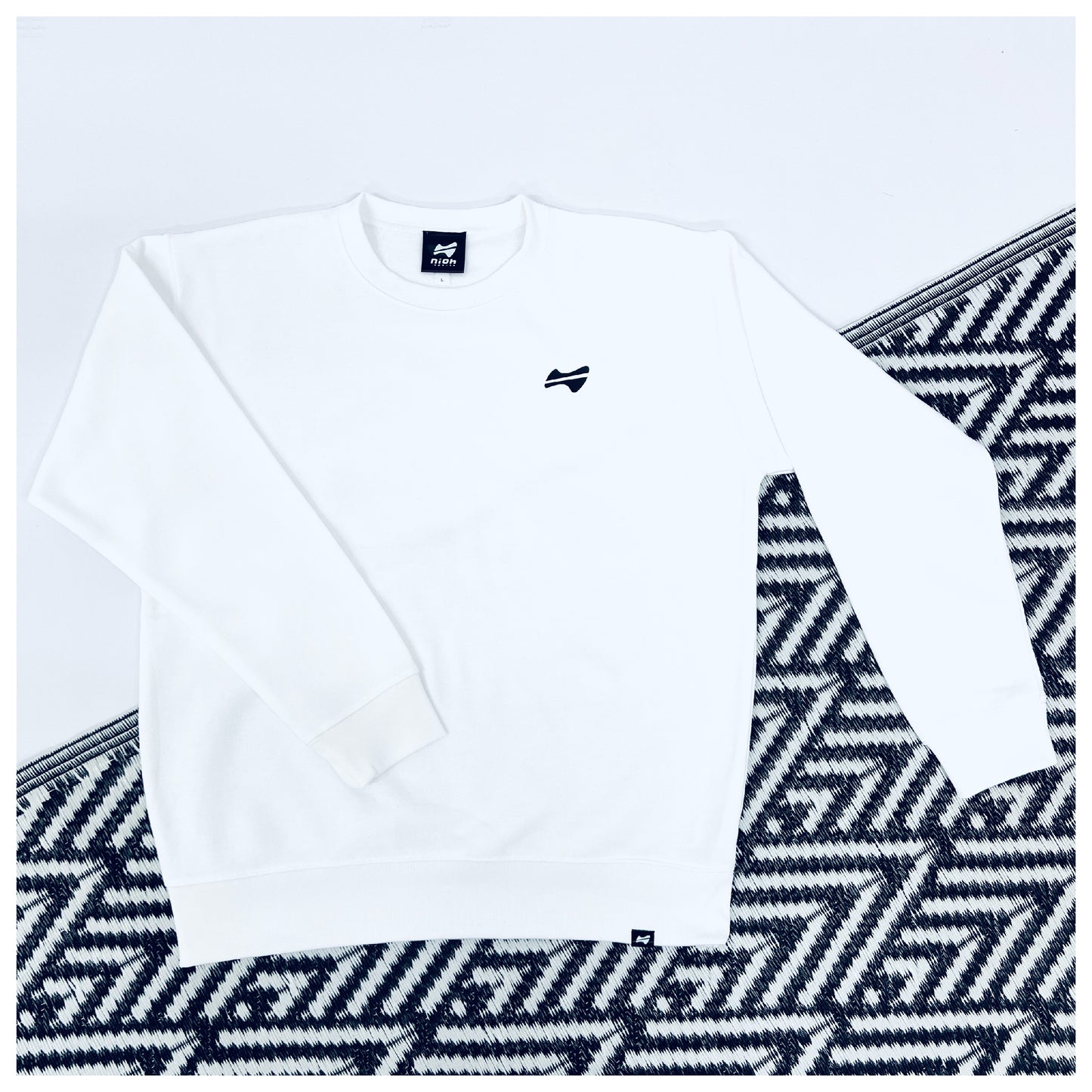 niohsportsLIGHT series ユニセックス裏起毛ウォームスウェットシャツ ポイントロゴ / ホワイト