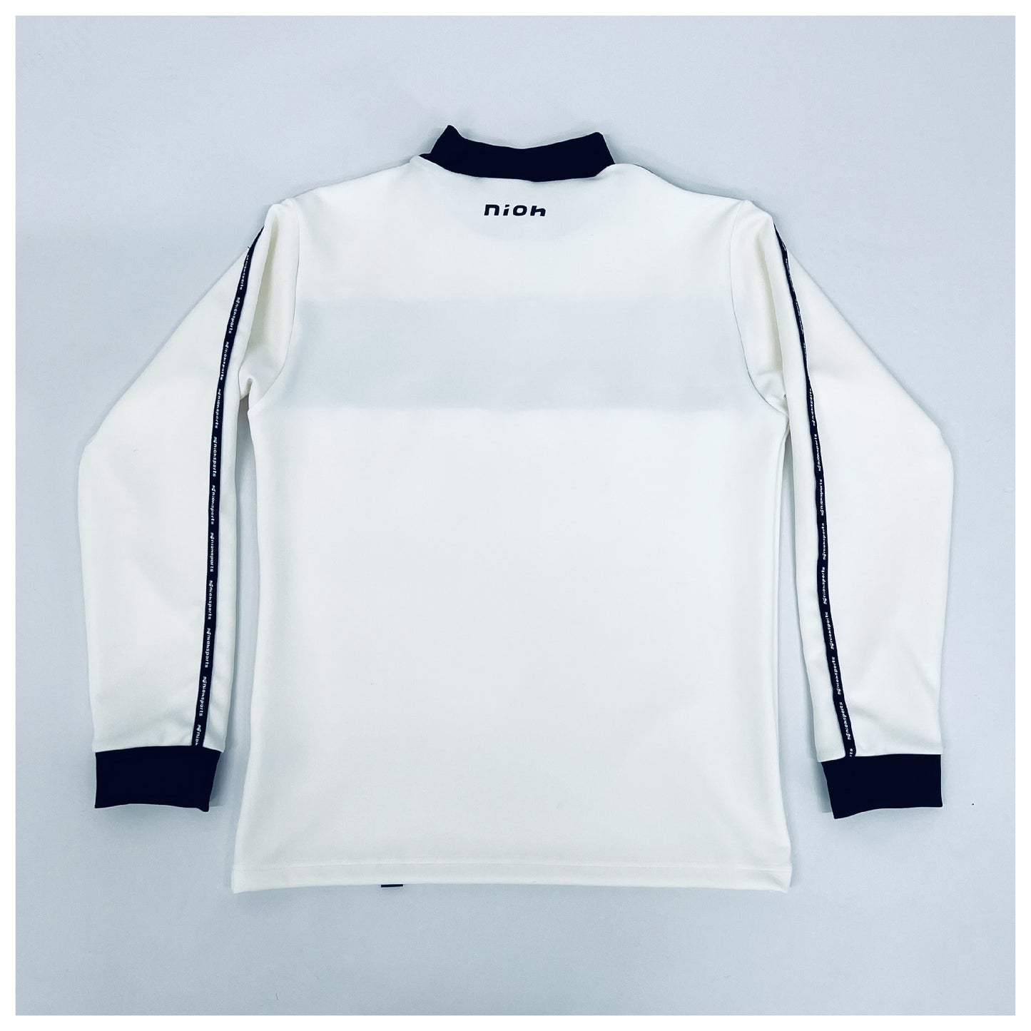 メンズ ダンボールニット ホリゾンタルロゴ  ロングスリーブモックネックシャツ　/　ホワイト
