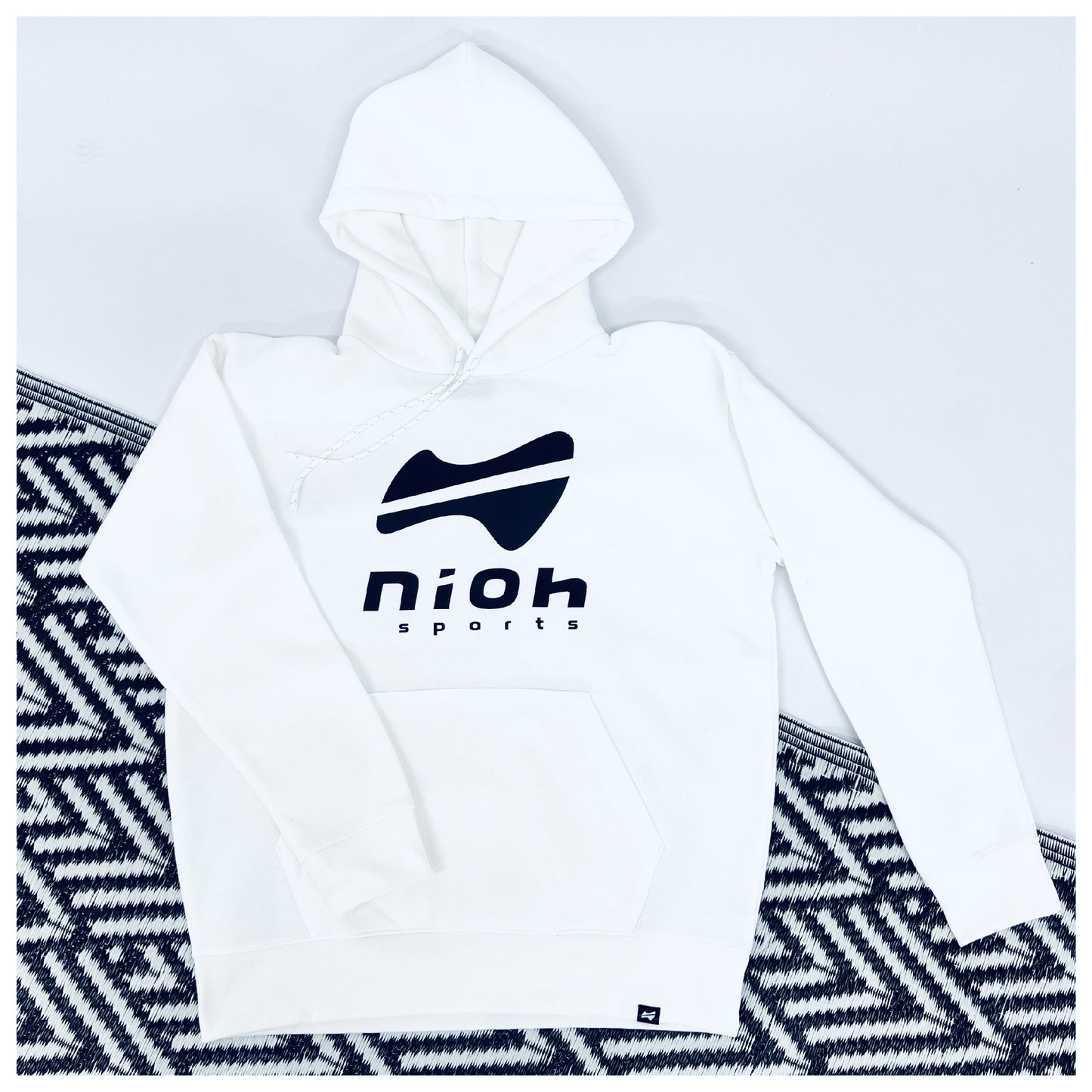 niohsportsLIGHT series ユニセックス裏起毛ウォームパーカー ビッグロゴ　/　ホワイト